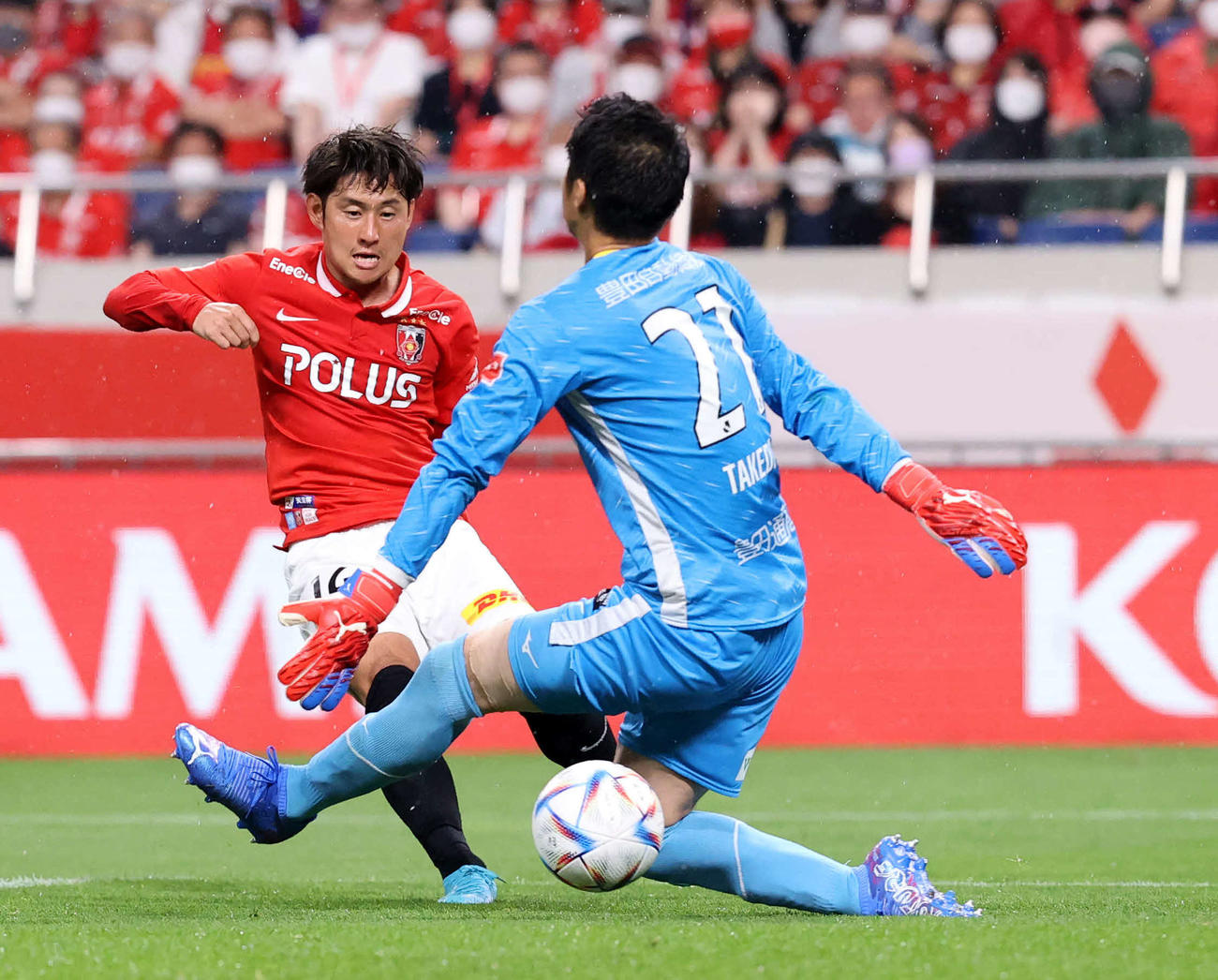 浦和対名古屋　前半、チーム3点目のゴールを決める浦和関根（左）（撮影・浅見桂子）