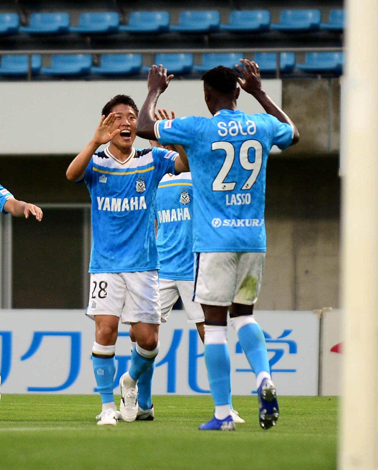前半27分、チーム3点目を決め、ハイタッチをする磐田鹿沼（奥）