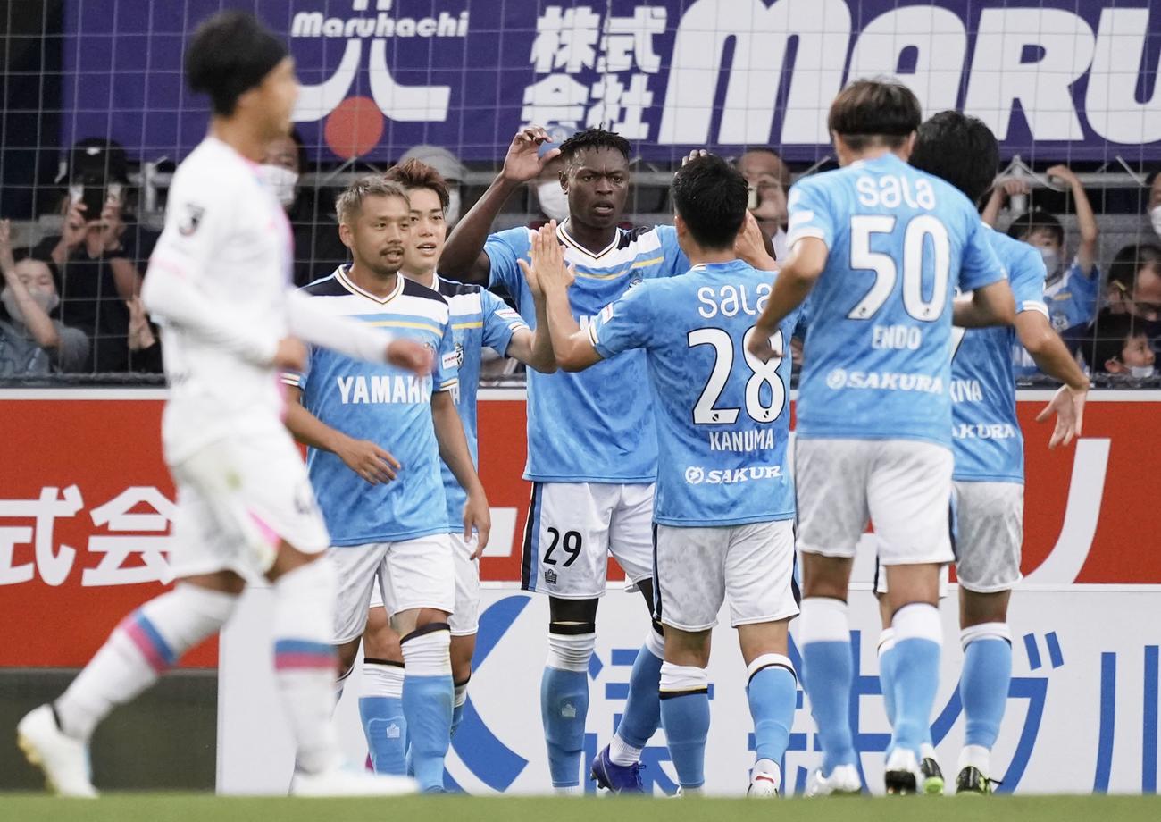 前半、2点目のゴールを決め、祝福される磐田・ゴンザレス（共同）