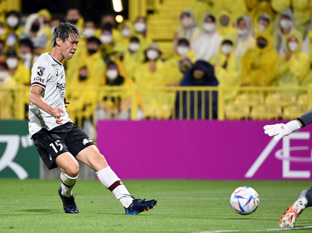 柏対神戸　前半、先制ゴールを決める神戸橋本（撮影・たえ見朱実）