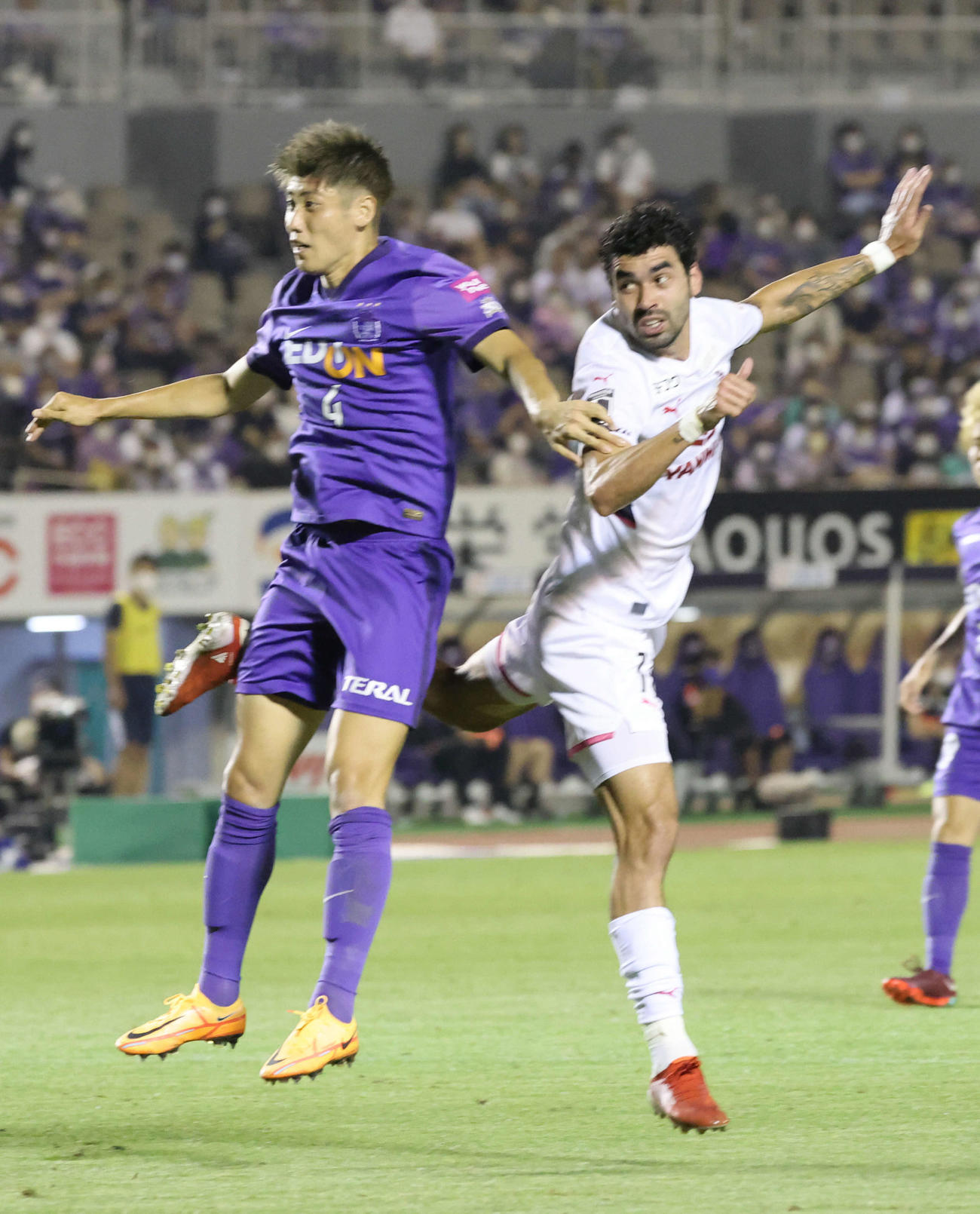 J1広島対C大阪　先制弾を決めるC大阪メンデス（右）（撮影・加藤孝規）