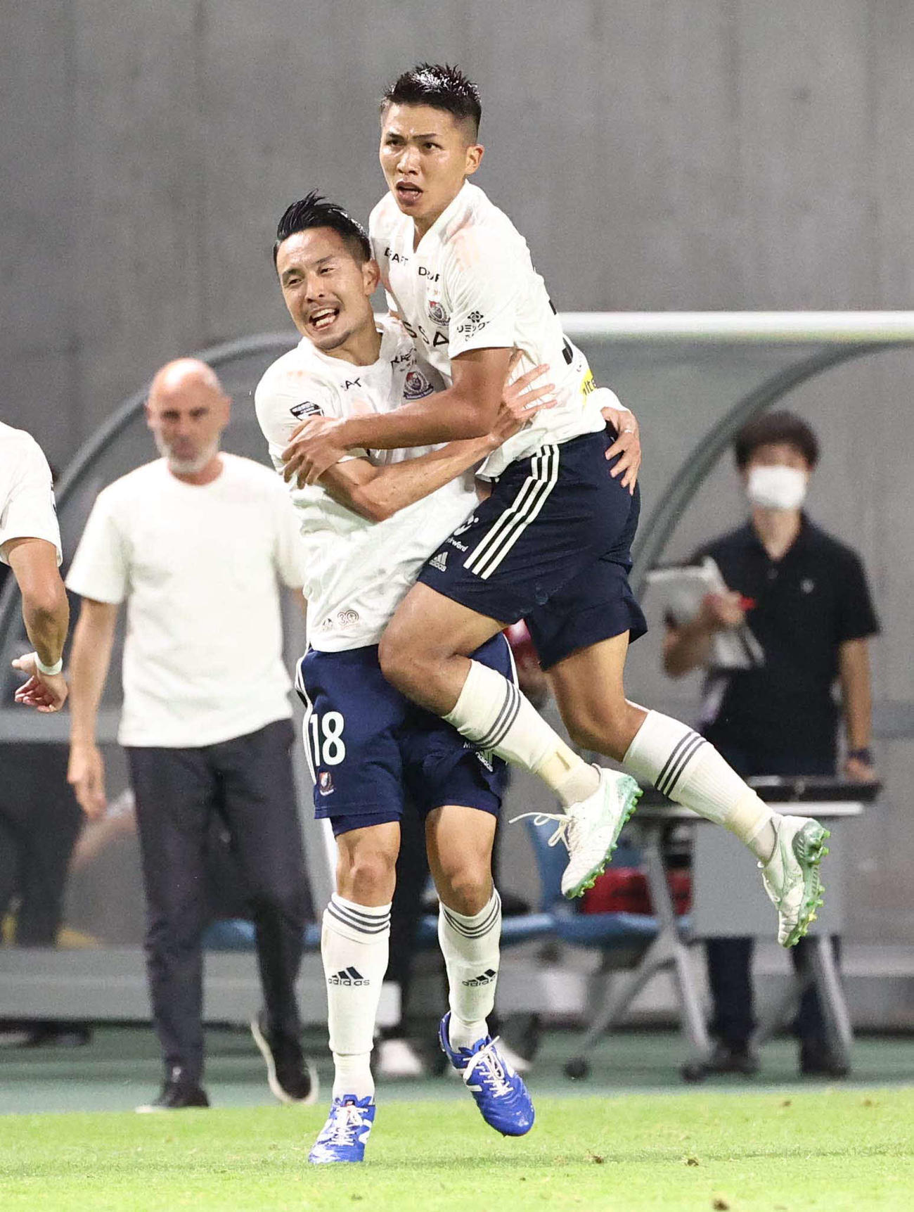 G大阪対横浜FM　後半、同点ゴールを決めた横浜FM西村（右）は水沼と抱き合って喜ぶ。左はマスカット監督（撮影・上田博志）