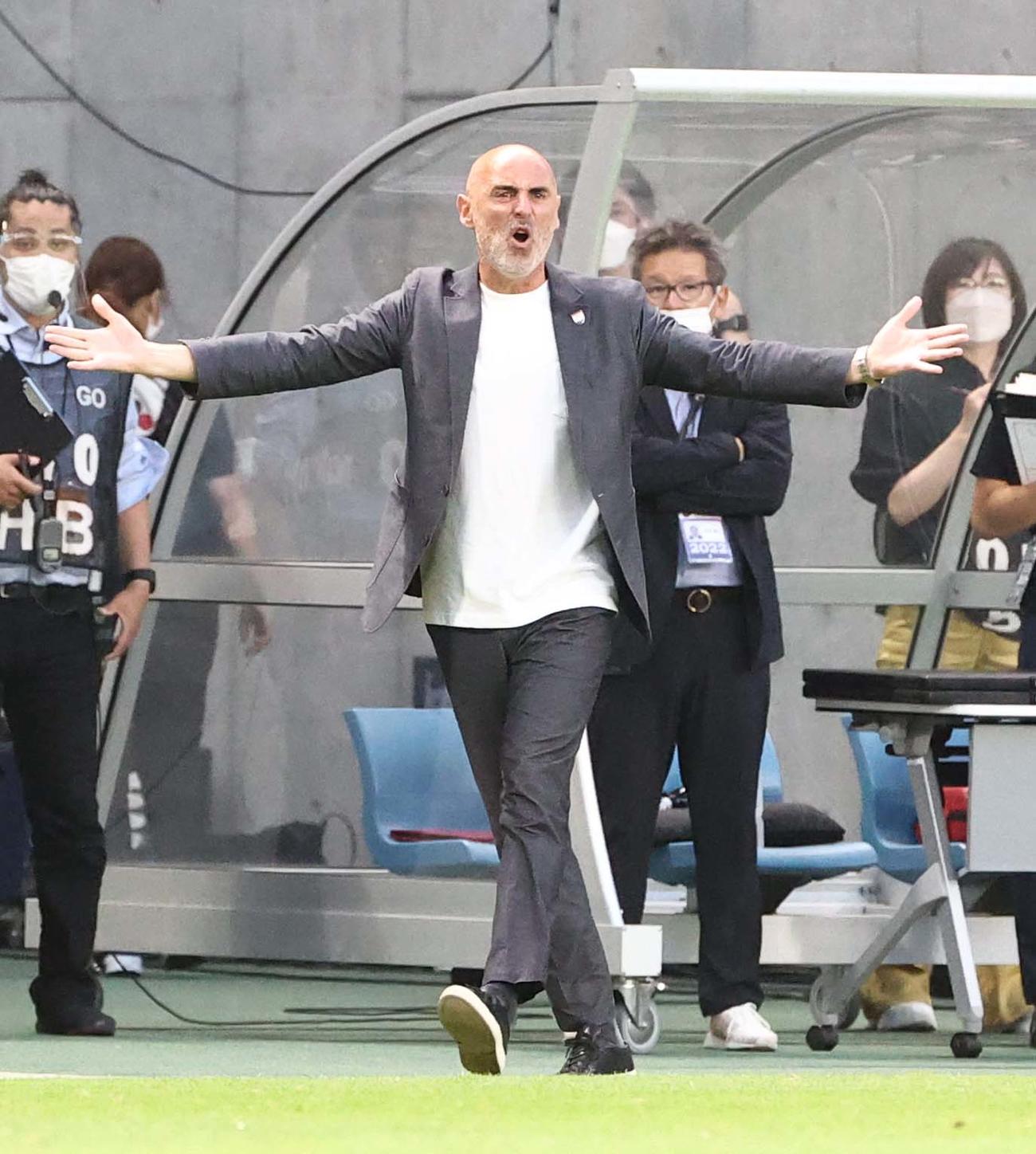 G大阪対横浜FM　マスカット監督は大声を出して選手に指示を出す（撮影・上田博志）