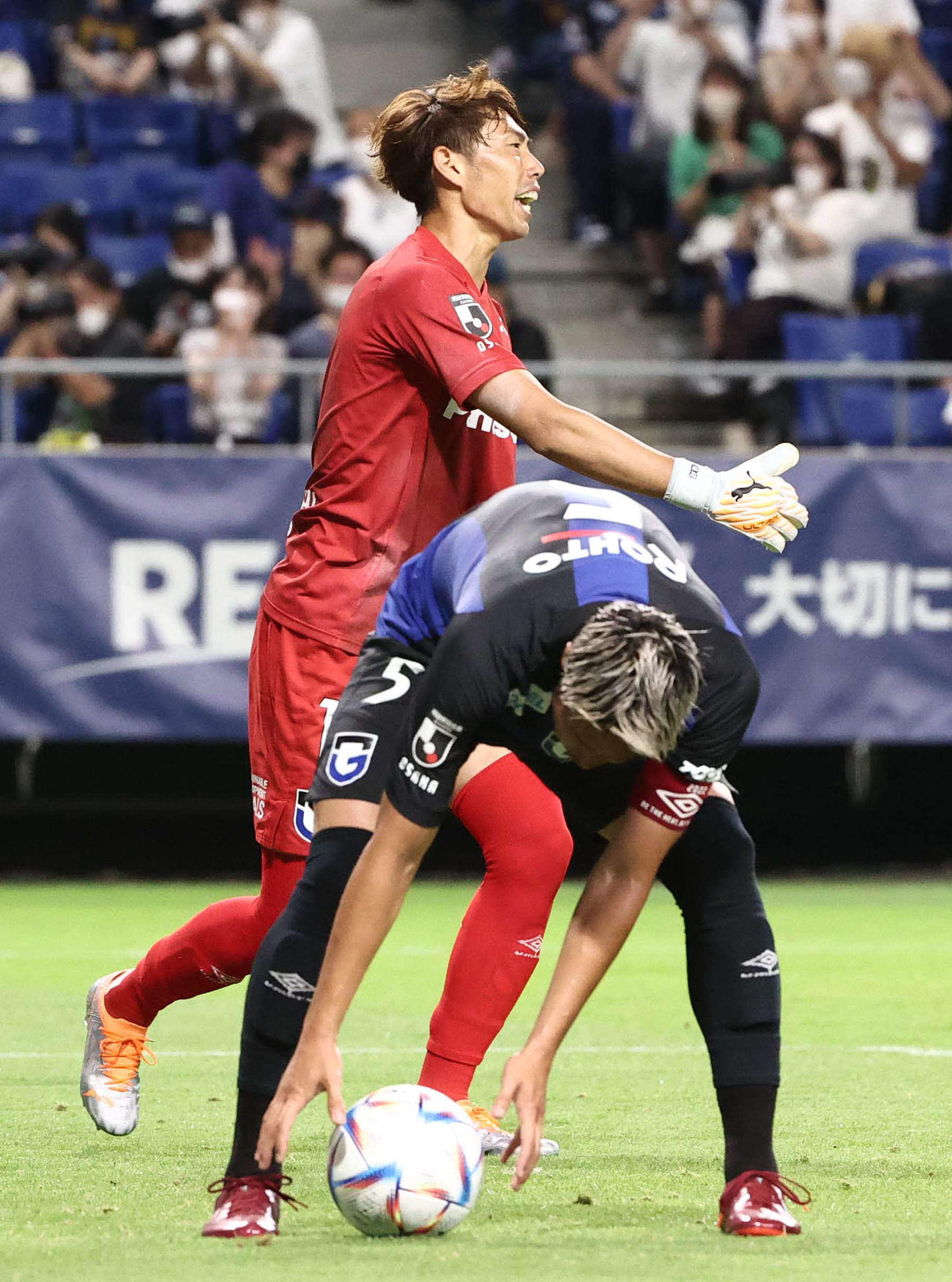 G大阪対横浜　後半、G大阪GK東口（左）は横浜水沼に勝ち越しゴールを許す（撮影・上田博志）