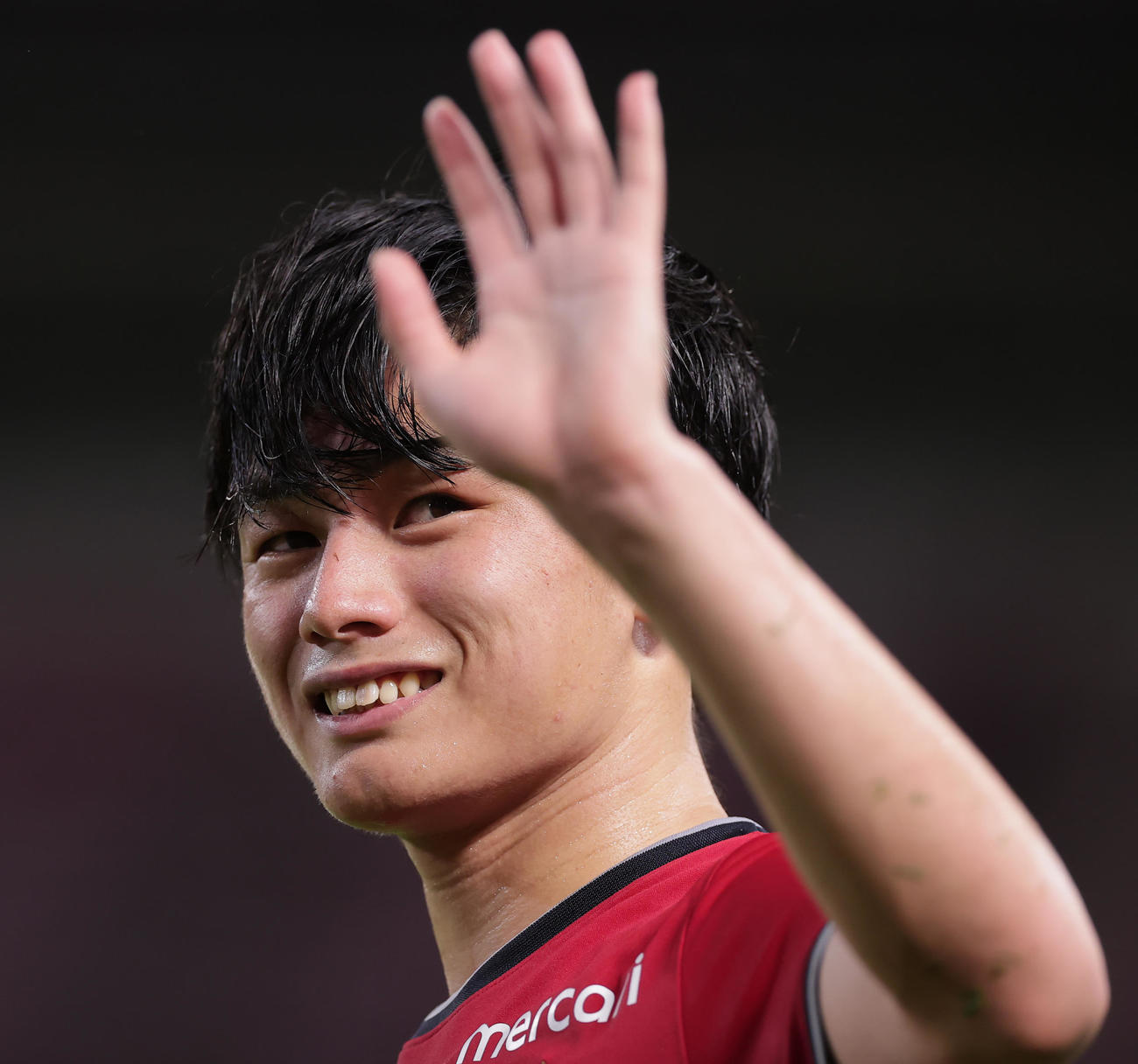 鹿島対京都　試合後、笑顔でサポーターに手を振る鹿島上田（撮影・野上伸悟）