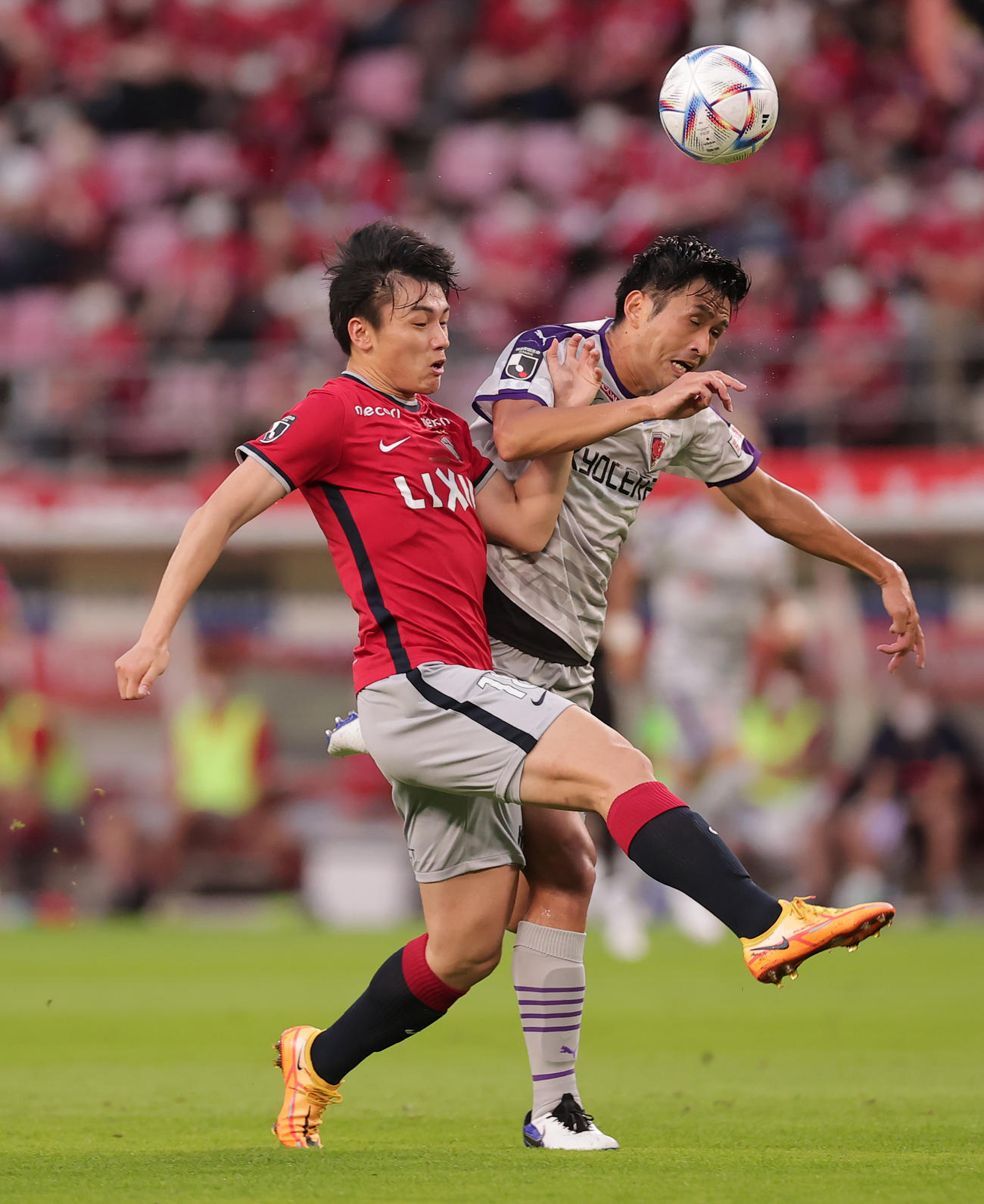 鹿島対京都　前半、競り合う鹿島上田（左）と京都麻田（撮影・野上伸悟）