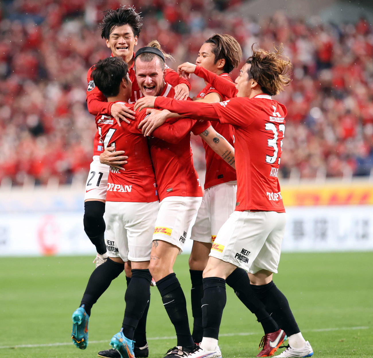 浦和対名古屋　前半、ヘディングで先制ゴールを決めた浦和ショルツ（中央）を大喜びで祝福する浦和イレブン（撮影・浅見桂子）