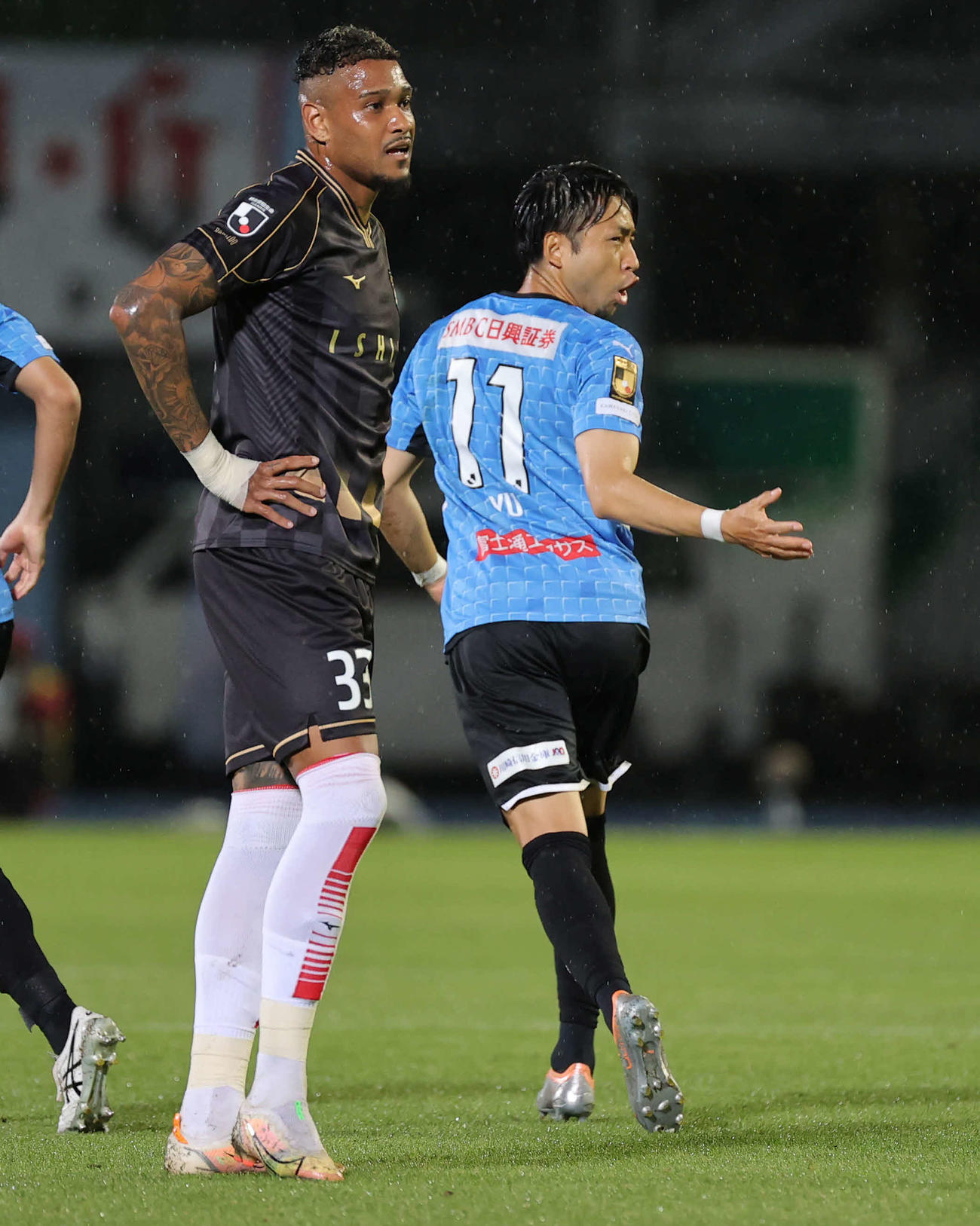 川崎F対札幌　後半、ゴールを決め喜ぶ川崎F小林（右）（撮影・井上学）