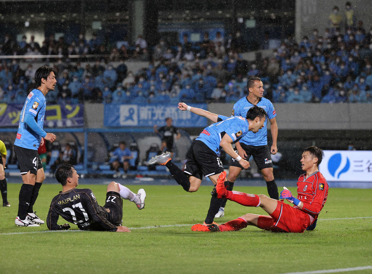 川崎F対札幌　後半、川崎F小林（中央）にこの日2点目のゴールを決められるGK中野（右）ら札幌の守備陣（撮影・井上学）