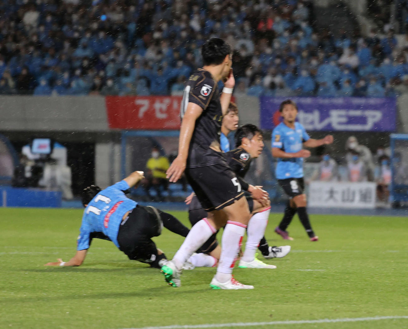 川崎F対札幌　後半、ゴールを決め喜ぶ川崎F小林（左端）（撮影・井上学）