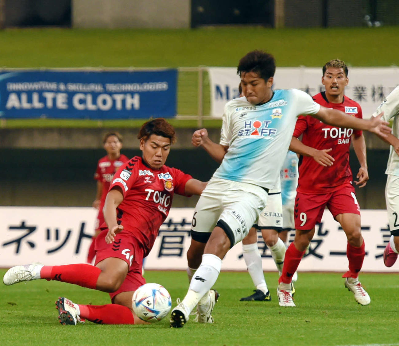 後半、ゴール前で競り合う福島FW堤（左）