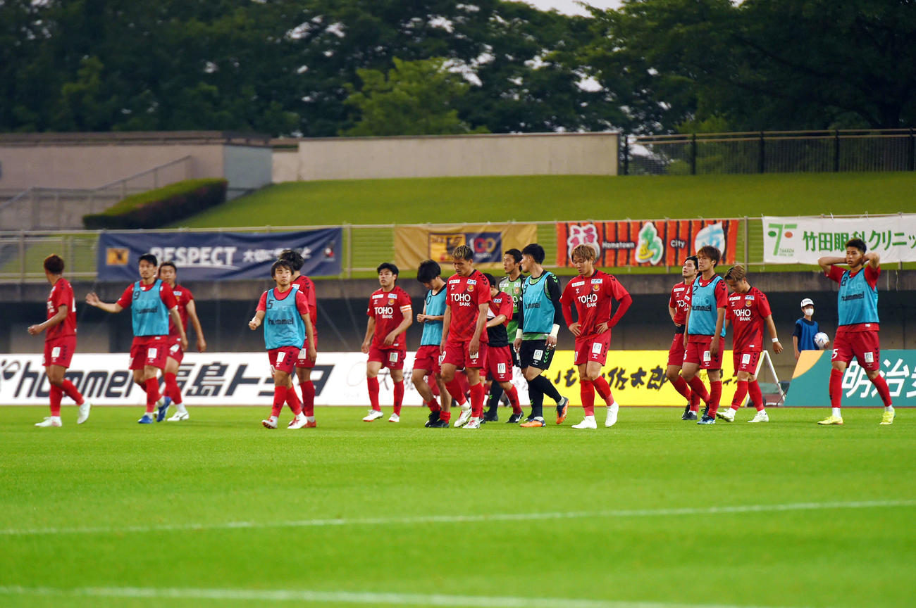 リーグ戦4試合勝利なしとなった福島イレブンは、ガックリと引き揚げる