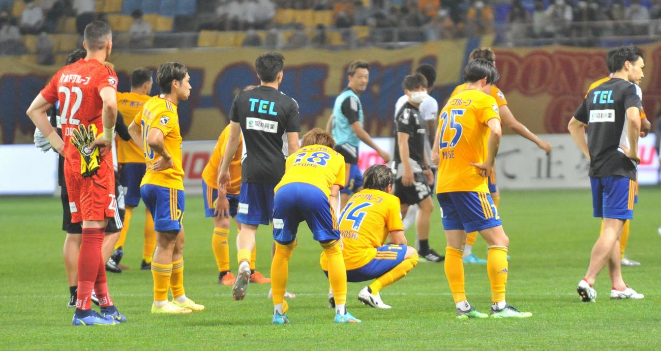 試合に敗れ、肩を落とす仙台の選手たち