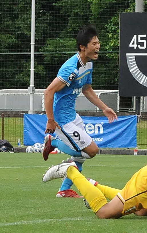後半26分、同点ゴールを決めて雄たけびを上げる磐田U－18の伊藤猛