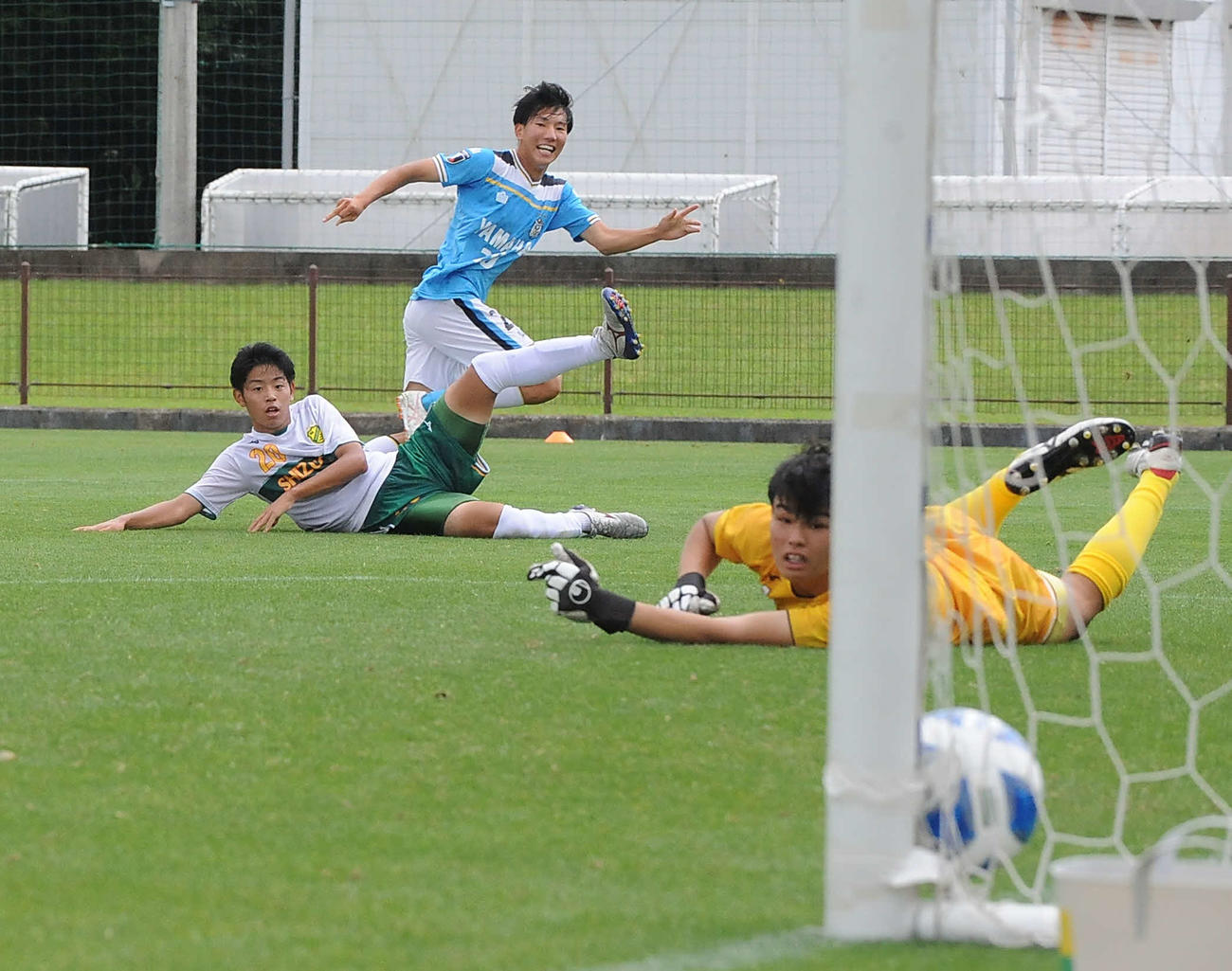 後半44分に決勝点を挙げた磐田U－18の船橋（奥）