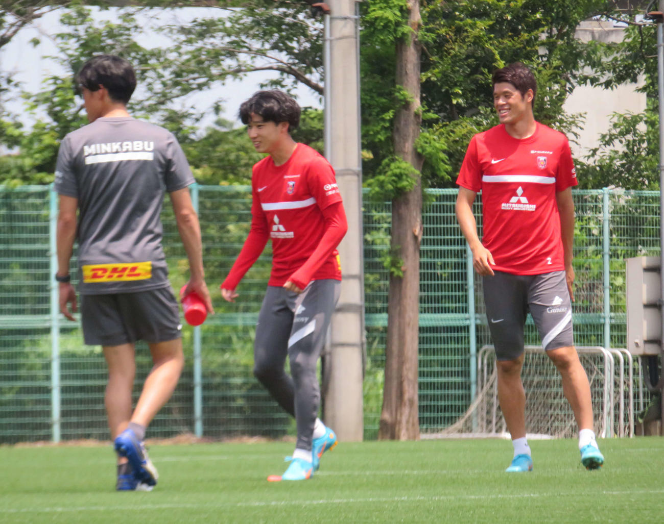 今月14日から全体練習に合流した浦和DF酒井宏樹（右）（撮影・磯綾乃）