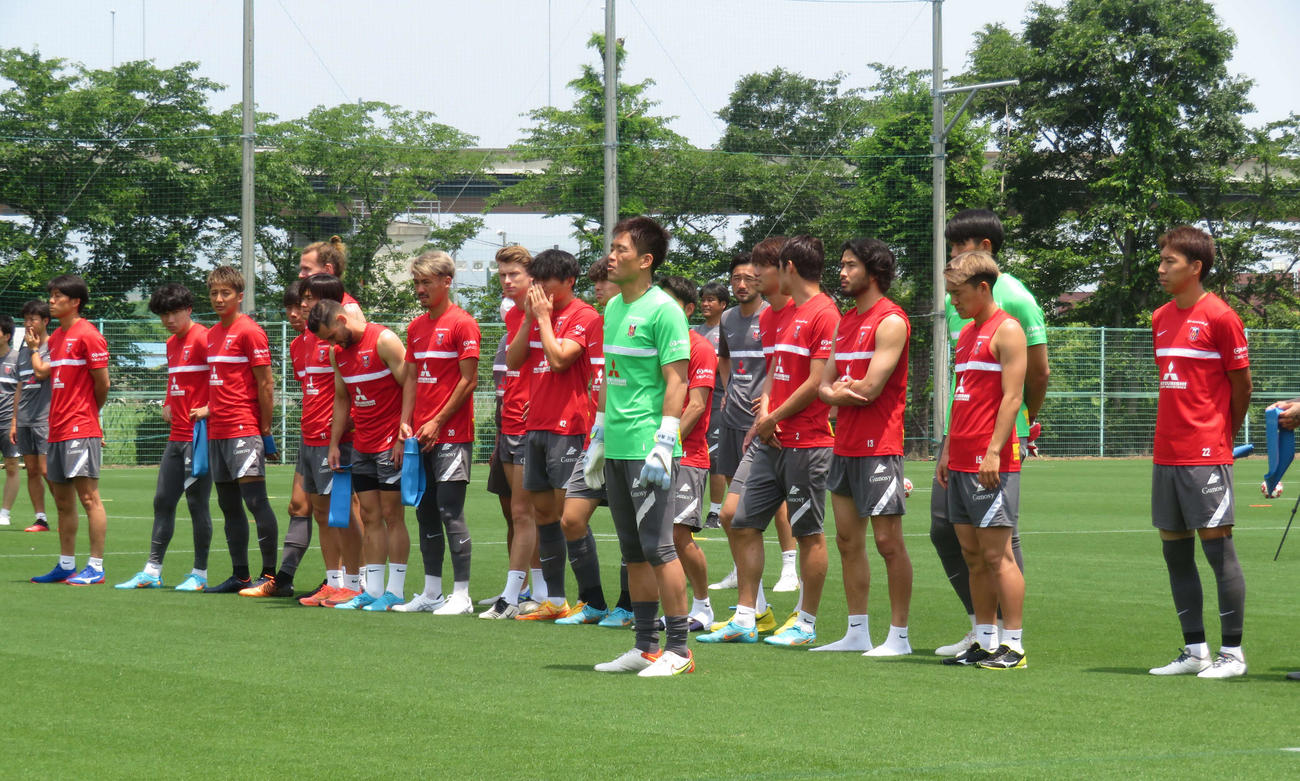 練習見学に訪れたファンにあいさつする浦和レッズ主将のGK西川周作（中央）ら選手たち（撮影・磯綾乃）