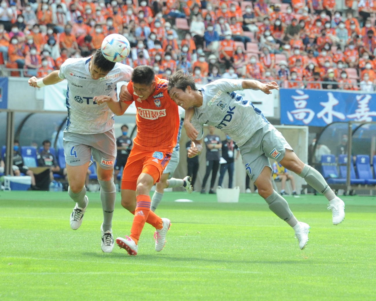 前半、新潟の攻撃をしのぐ秋田DF池田（左）とMF藤山（右）