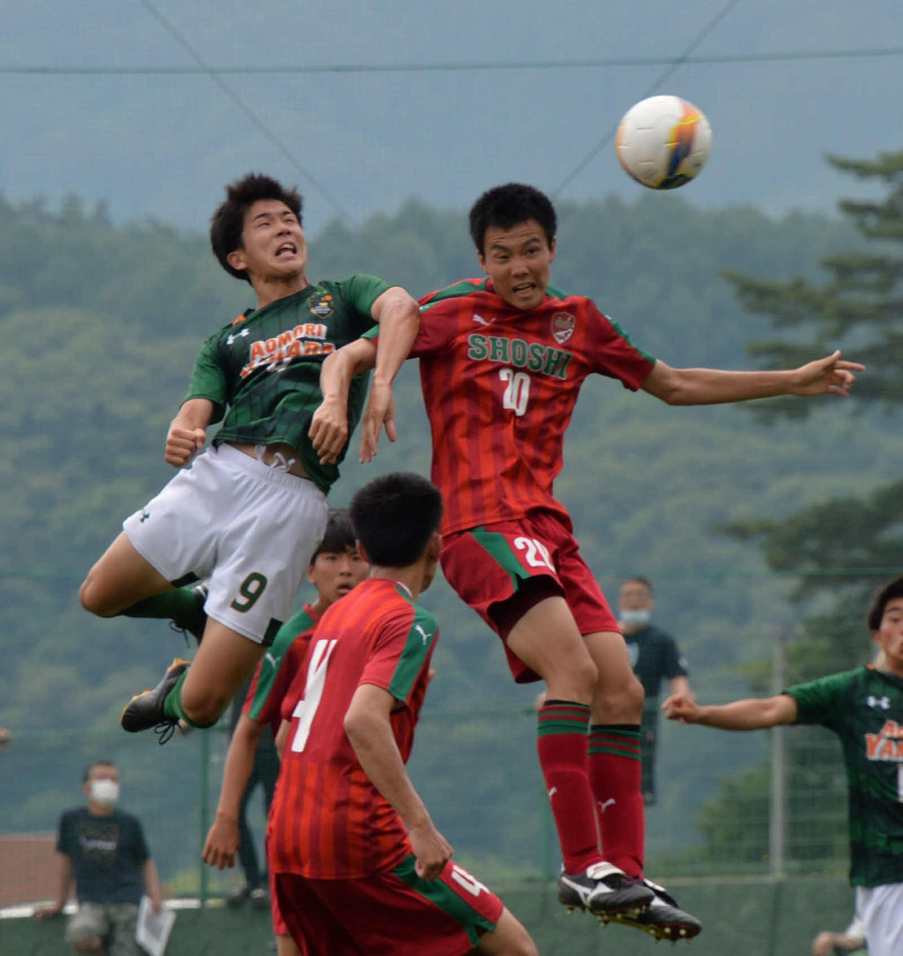 後半10分、青森山田FW武田（左）は空中戦を制しゴールを狙うも、ボールは枠外