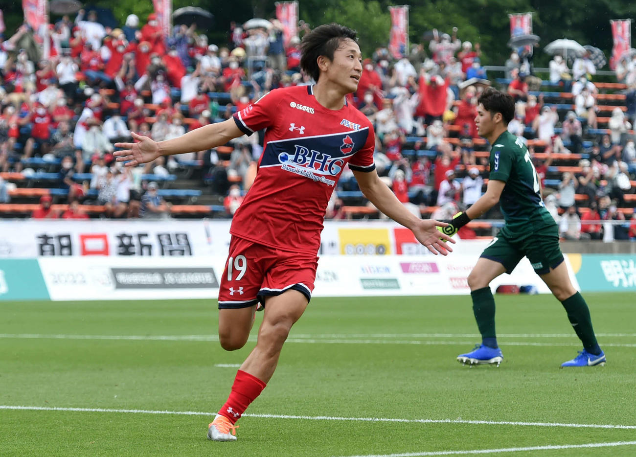 後半、先制ゴールを決めて喜ぶいわきMF岩渕