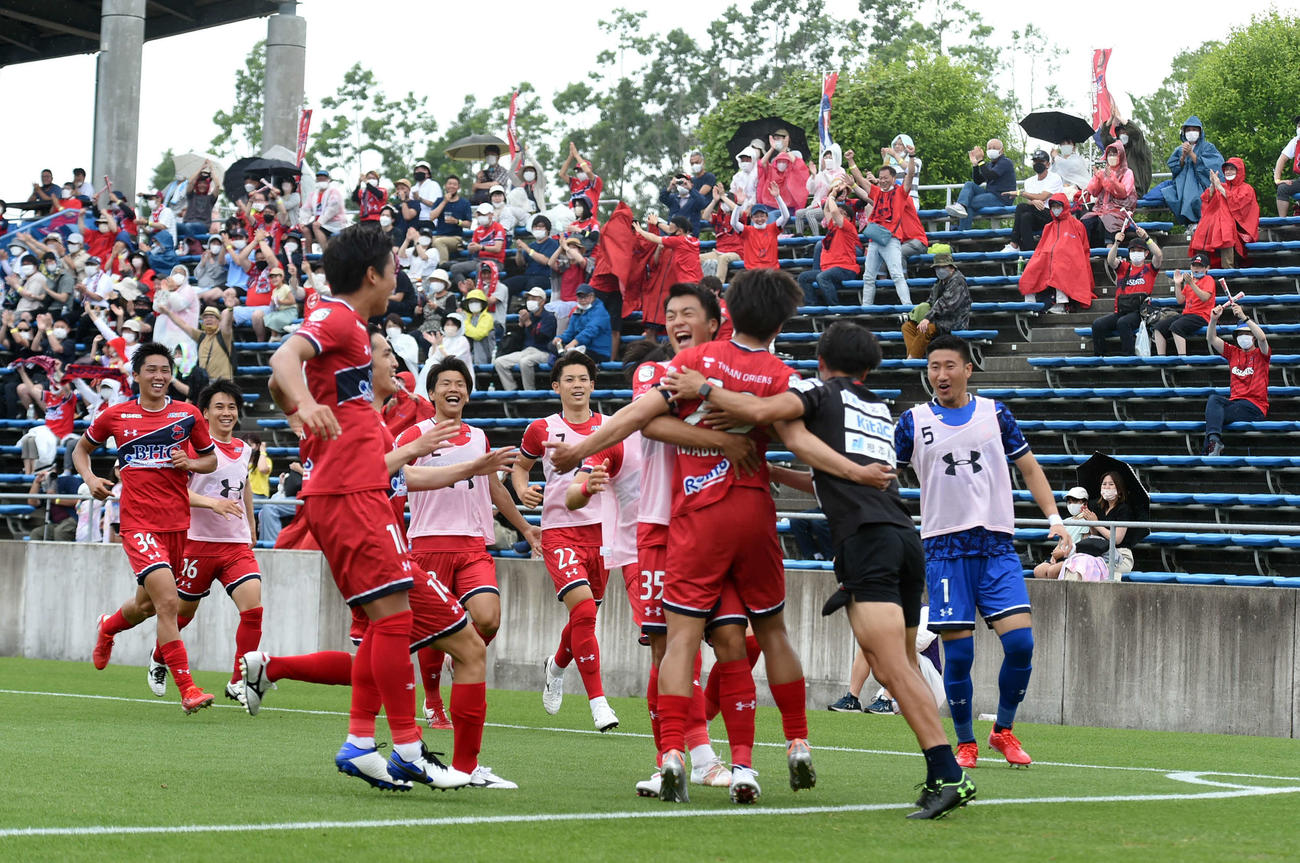 後半、いわきMF岩渕の先制ゴールを喜ぶイレブンとサポーター