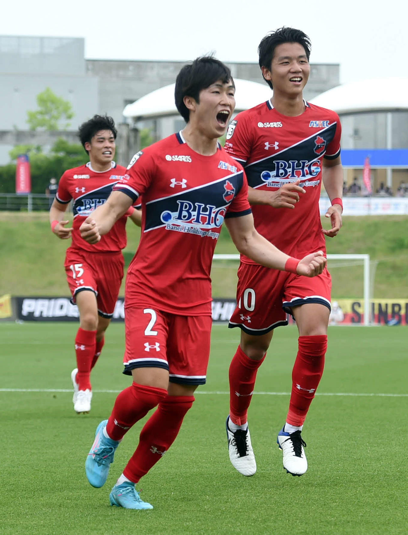 後半、声を上げてゴールを喜ぶいわきDF嵯峨（中央）