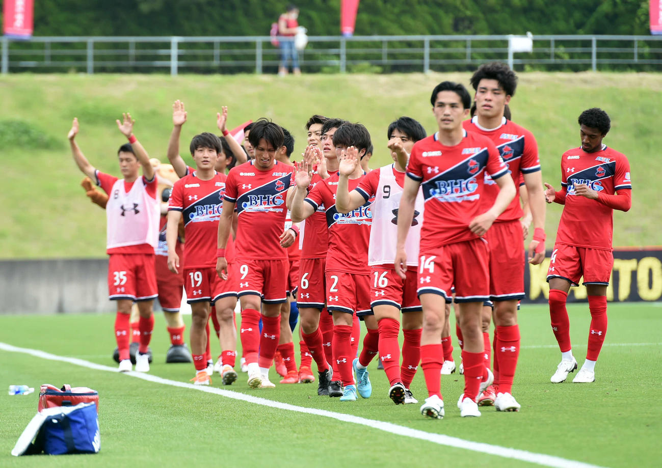 試合後、サポーターにあいさつするいわきイレブン