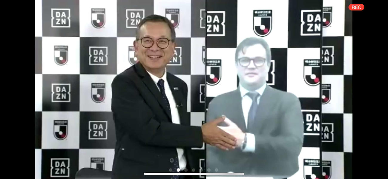 契約延長が決まり、Jリーグ村井満チェアマン（左・当時）は、画面上のDAZNジェームズ・ラシュトンCEOと笑顔で“エア握手”（20年8月25日撮影）
