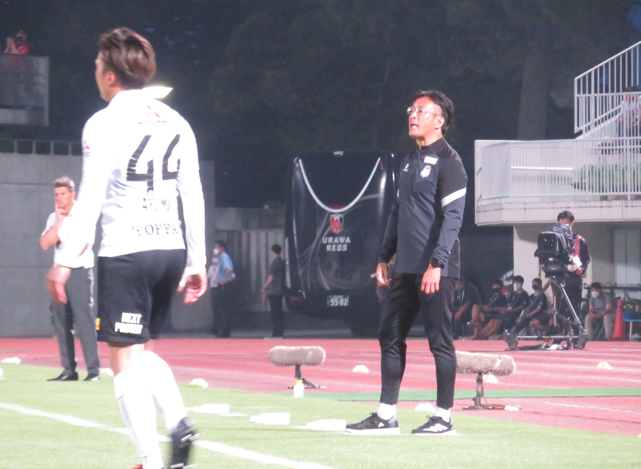 選手に声をかけるザスパクサツ群馬の大槻毅監督