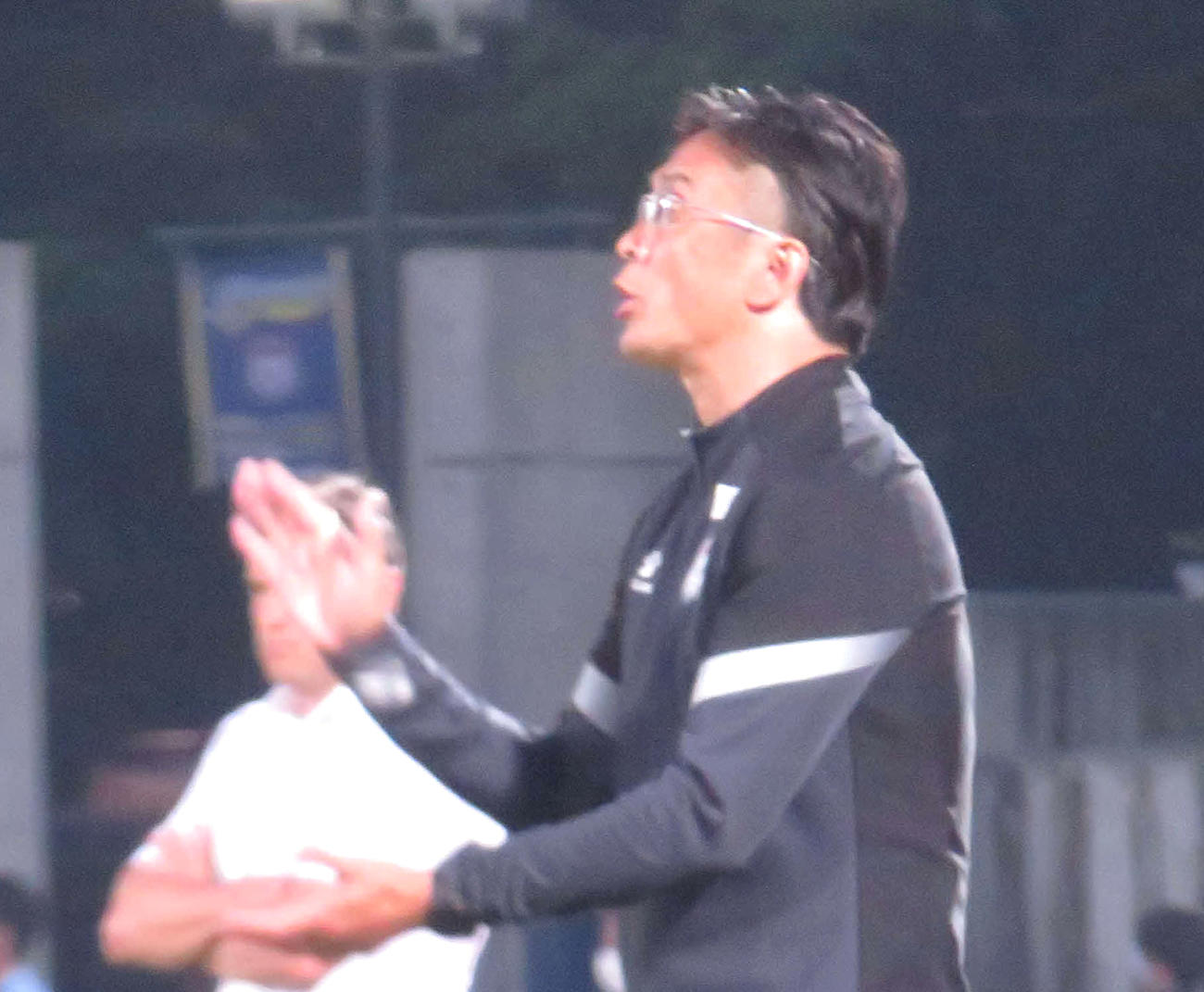 群馬対浦和　選手を鼓舞する群馬の大槻監督
