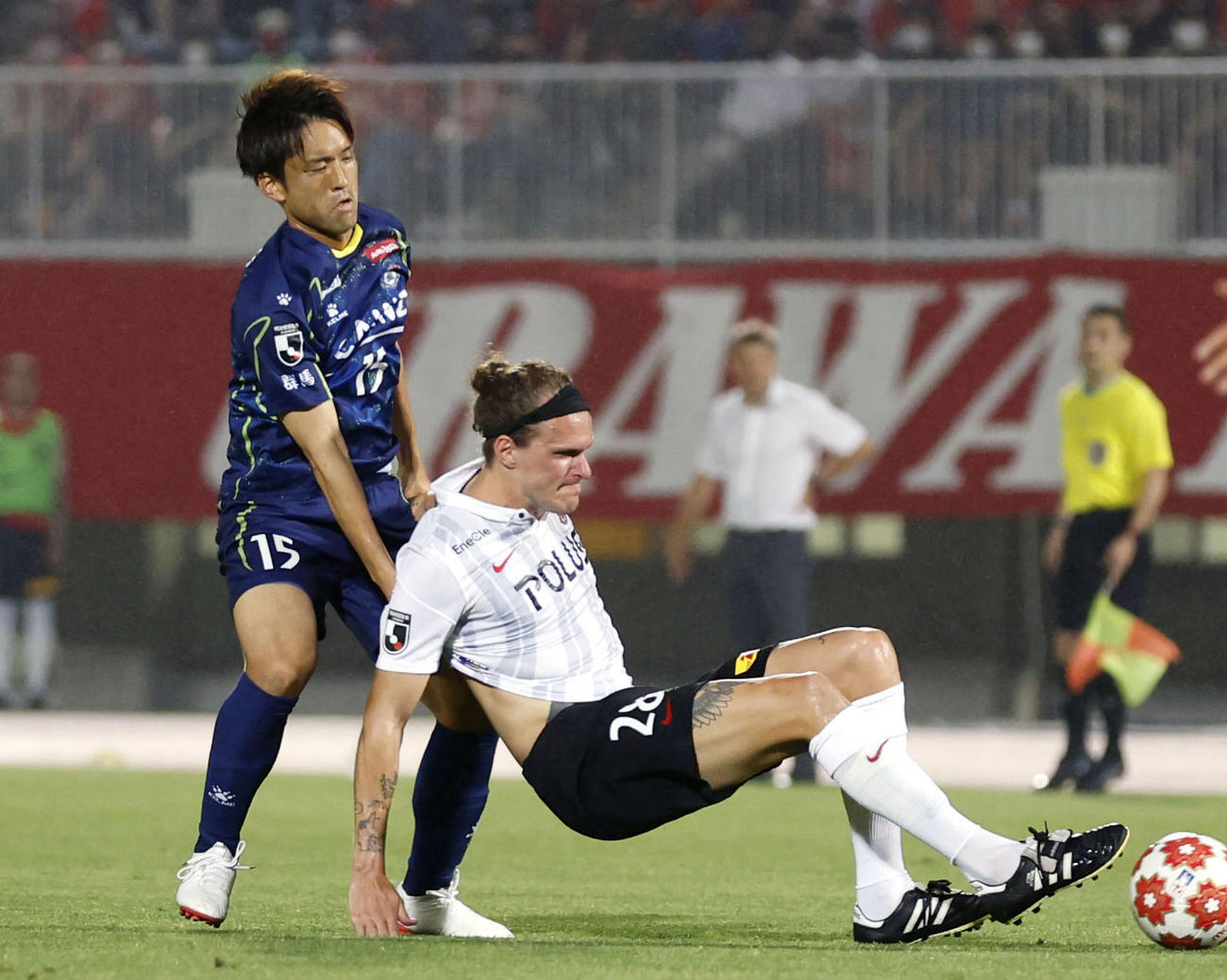 後半、競り合う群馬・風間（左）と浦和・ショルツ