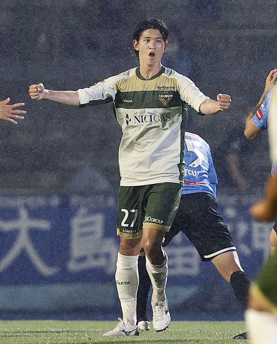 前半、先制ゴールを決めガッツポーズする東京V・佐藤凌