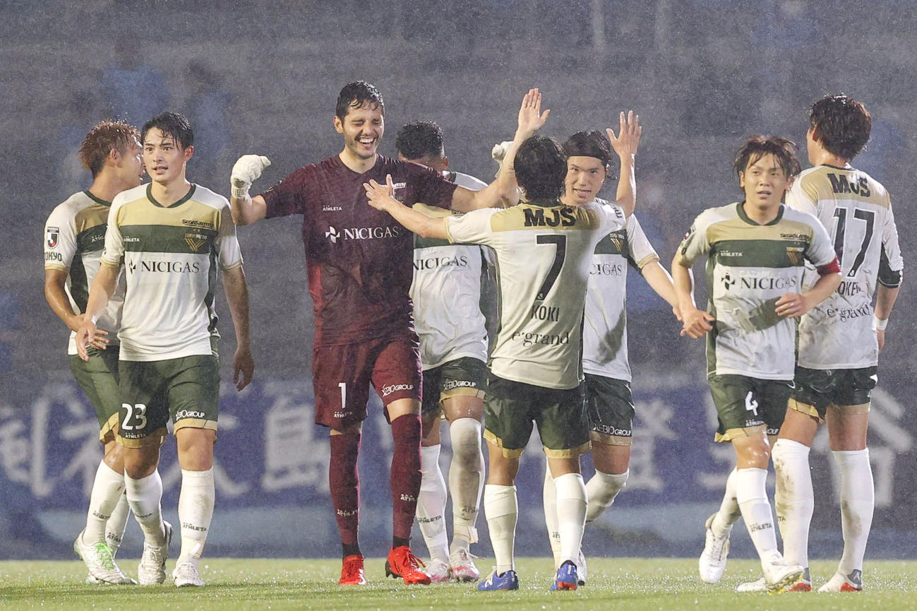 川崎Fに勝利し、喜ぶGKマテウスら東京Vイレブン