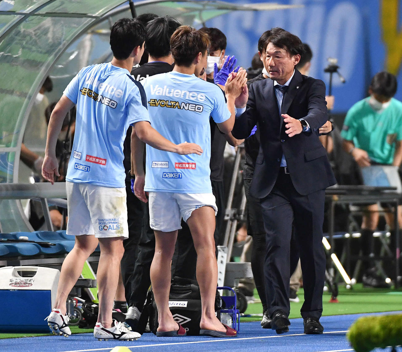 大分対G大阪　大分に勝利し、G大阪片野坂監督（右）はベンチのイレブンとタッチを交わす（撮影・岩下翔太）