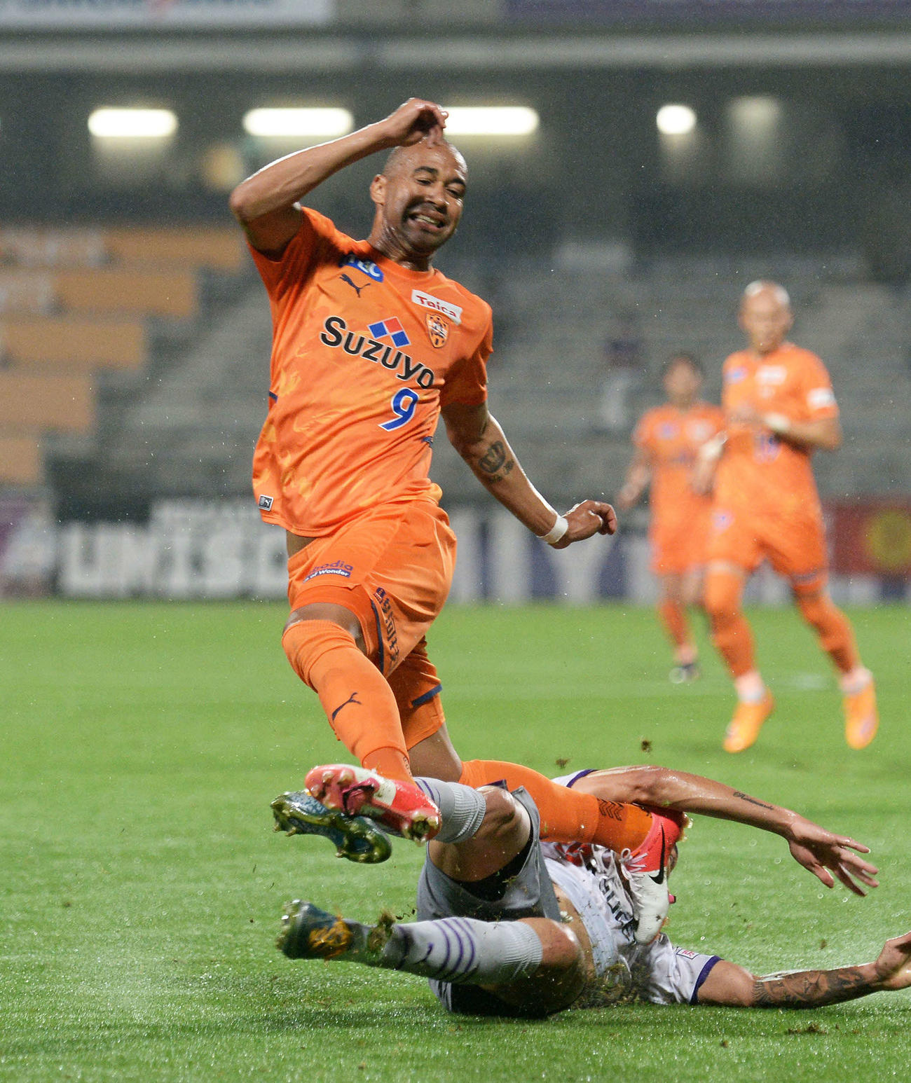 激しいタックルを受ける清水サンタナ