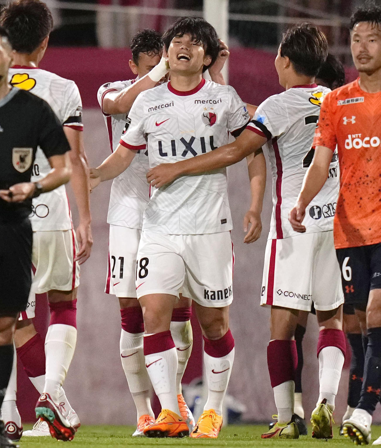 後半、チーム3点目のゴールを決め祝福される鹿島・上田（中央）