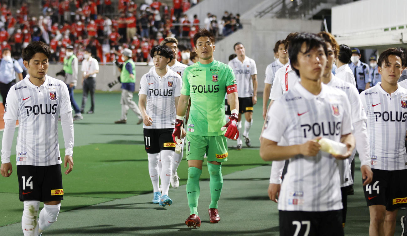 群馬に敗れ、引き揚げるGK西川（中央）ら浦和イレブン（共同）