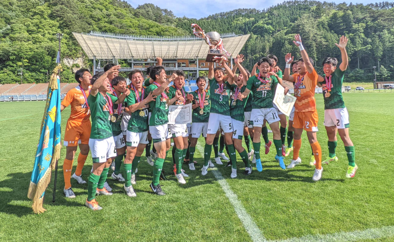 3大会ぶりに東北を制した青森山田イレブンは優勝カップを掲げ大喜び（撮影・濱本神威）
