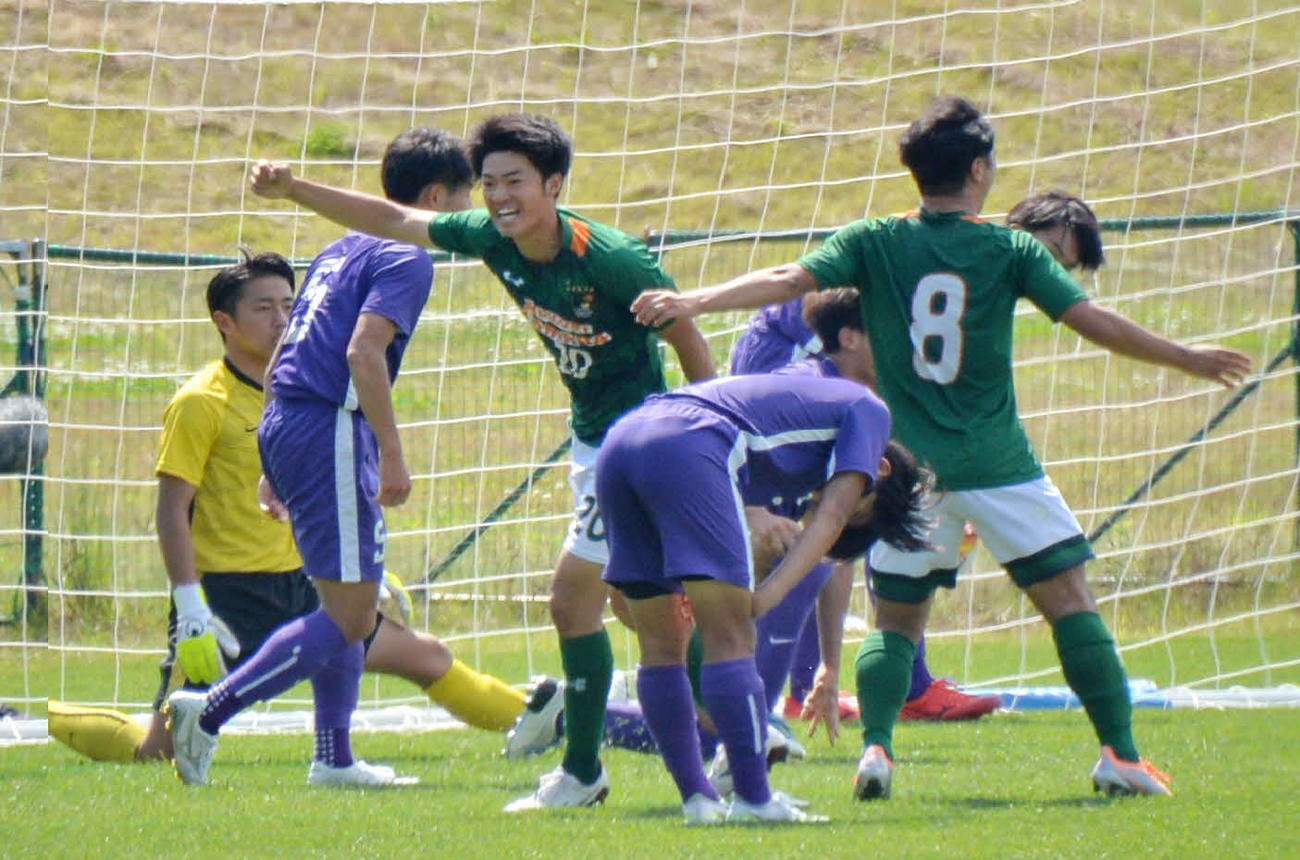 後半14分、決勝ゴールを挙げ、拳を突き上げる青森山田FW米谷