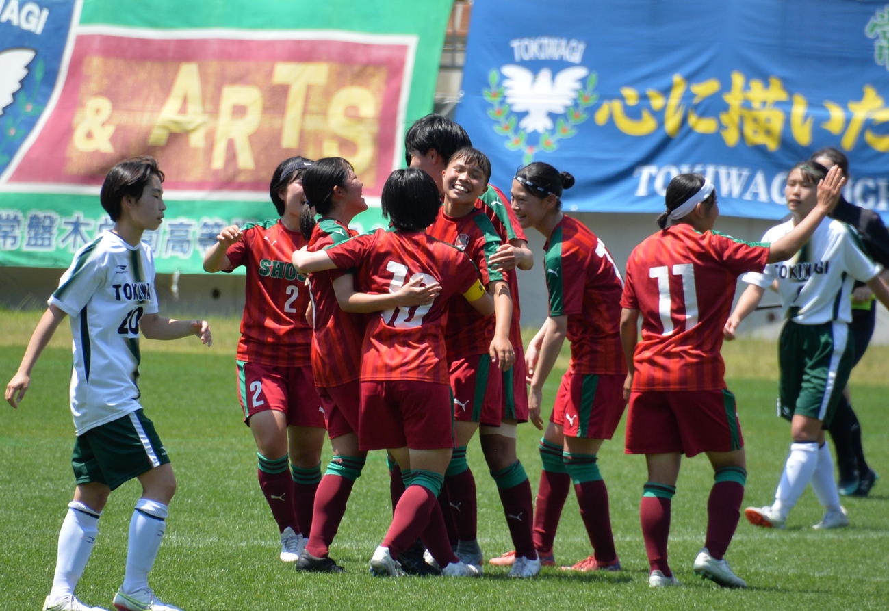 尚志対常盤木学園　勝利し、決勝ゴールを決めた尚志MF厚田（中央）に駆け寄る尚志イレブン（撮影・濱本神威）