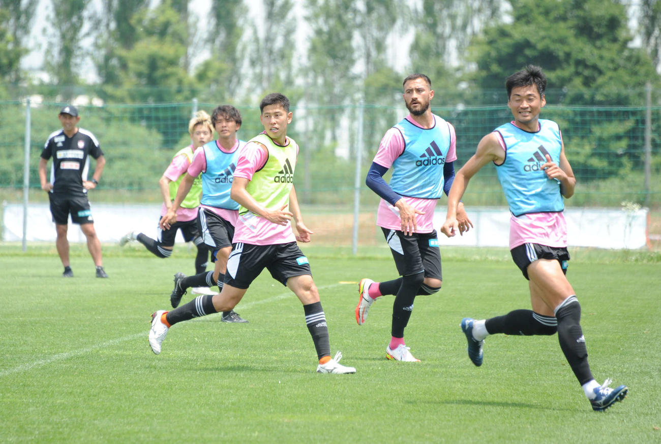 横浜FC戦に向けて練習する新潟のメンバー