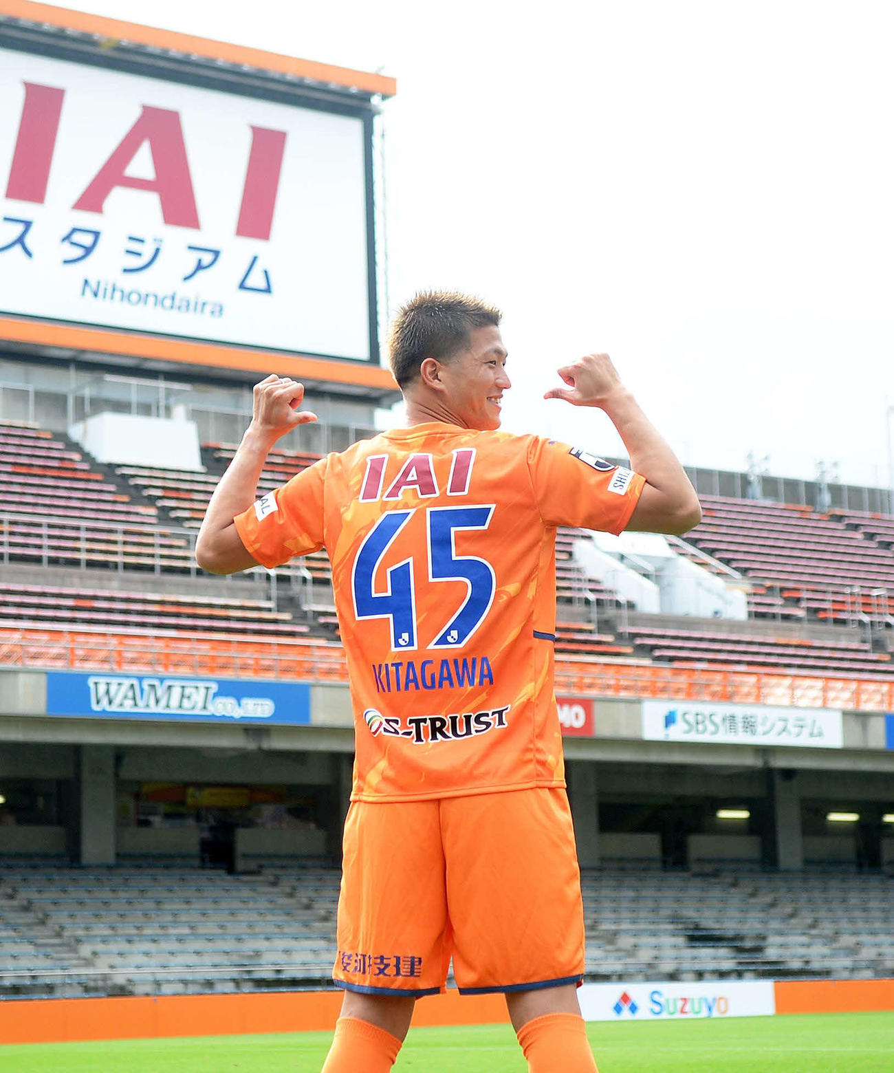 背番号「45」を披露する清水北川