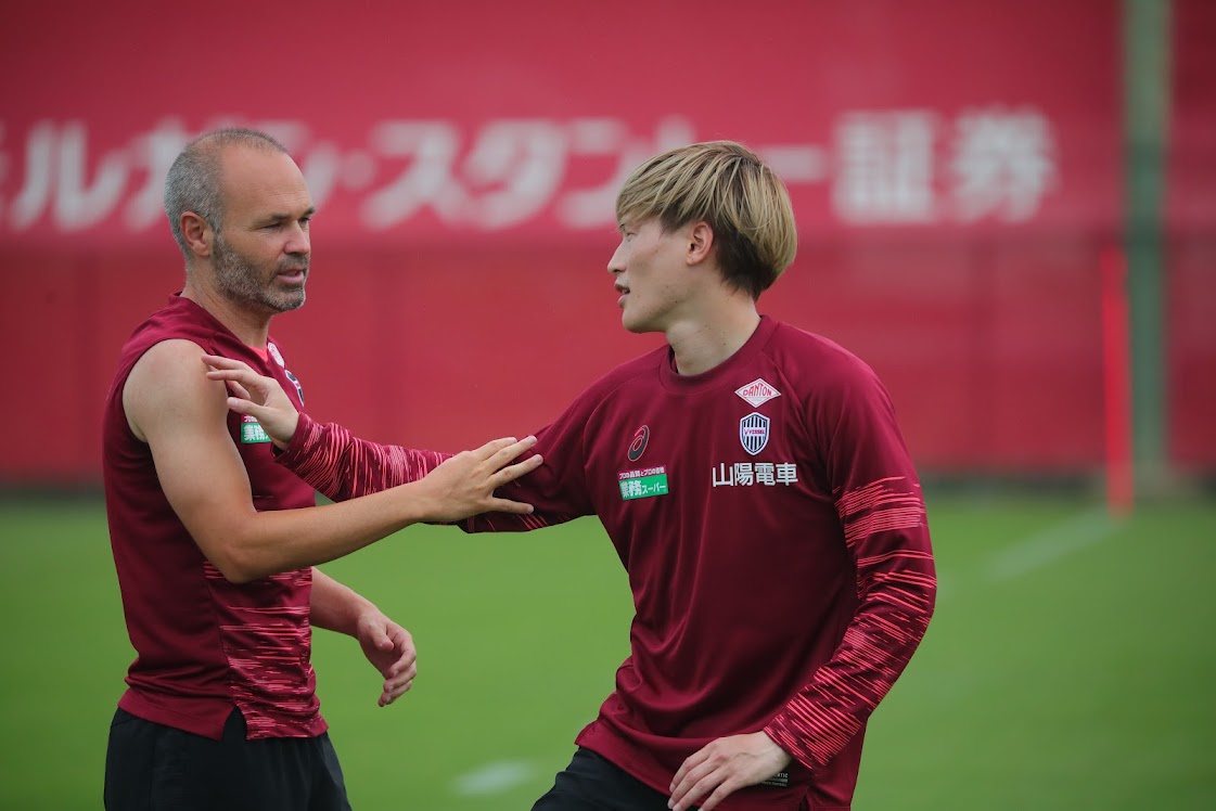 古巣神戸の練習に参加したセルティック古橋（右）はイニエスタと旧交を温める（C）VISSEL KOBE