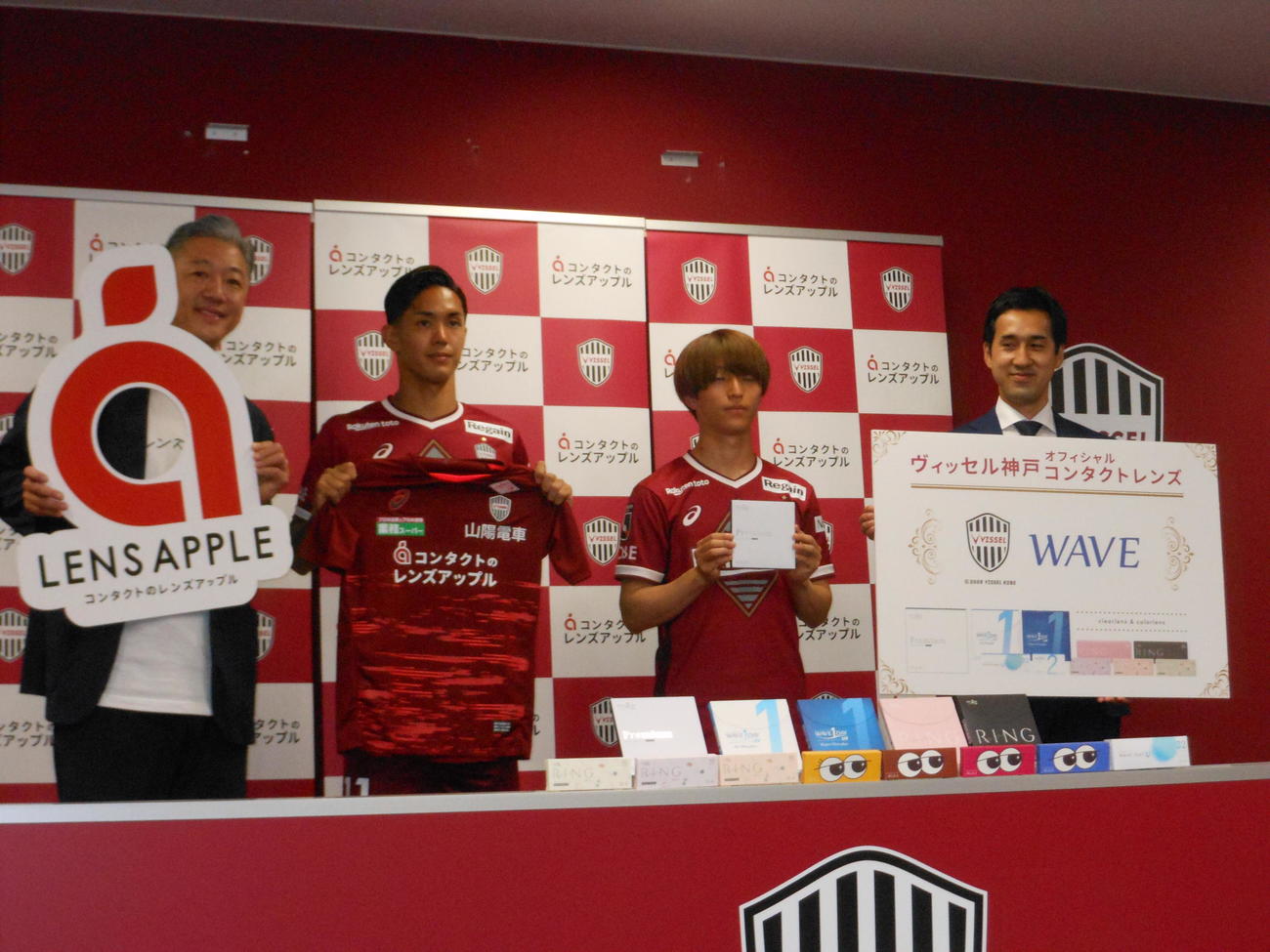 神戸のスポンサー会見に出席した左から、パレンテ吉田忠史社長、神戸武藤、井上、千布社長