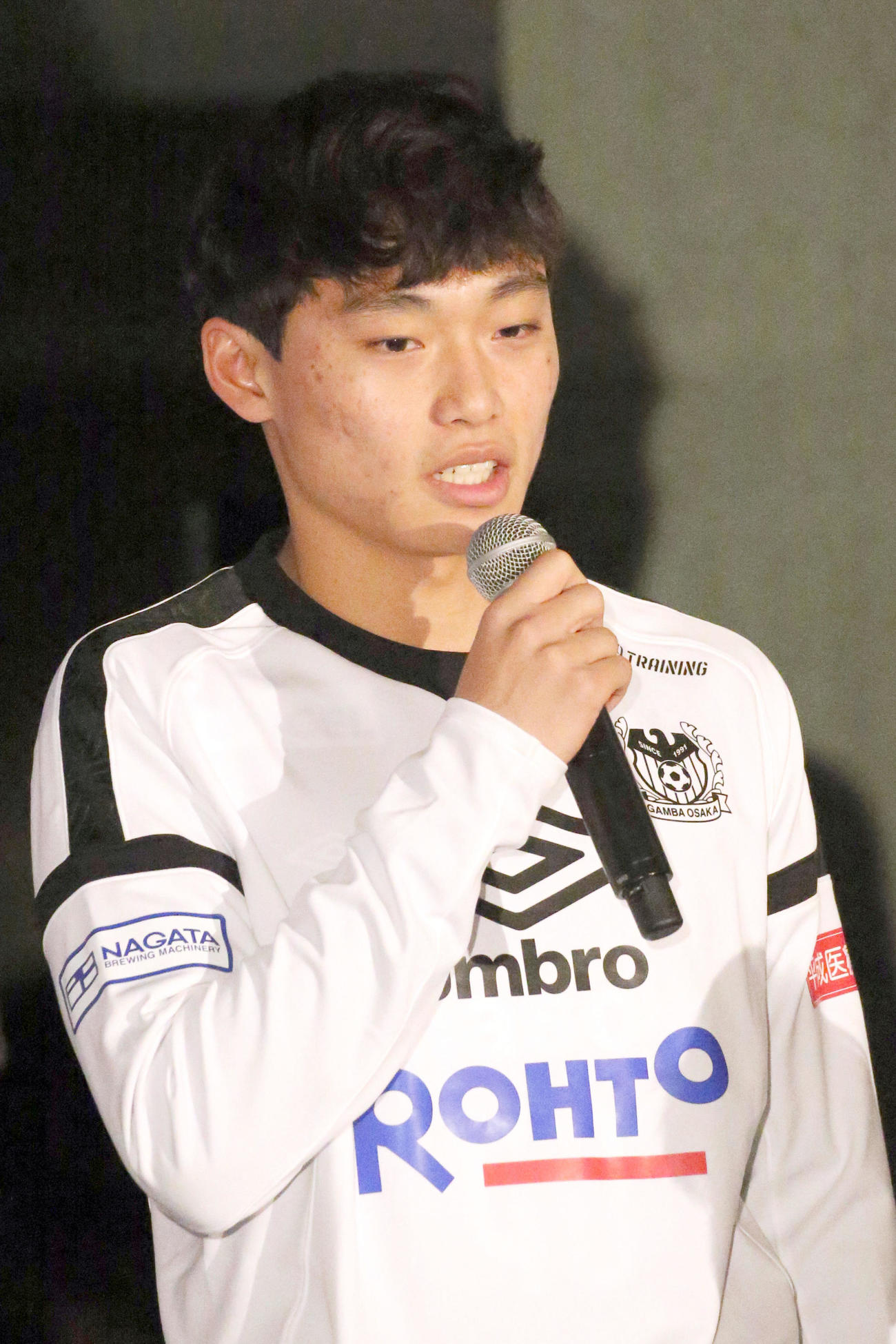 新体制発表会見で話すG大阪DFウォノ（2020年1月8日撮影）