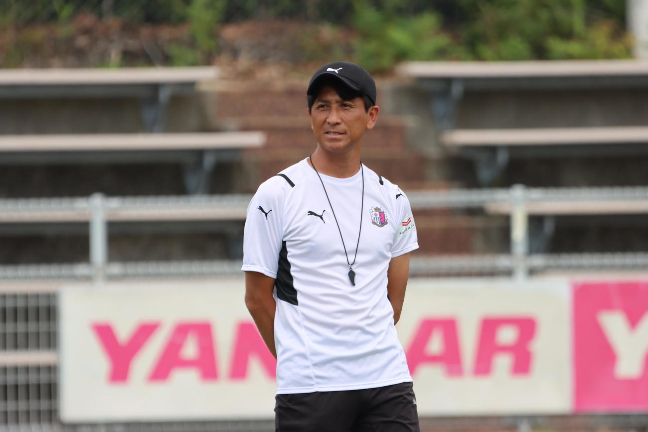 清水戦に向けて練習を指揮するC大阪小菊監督（Ｃ）CEREZO OSAKA