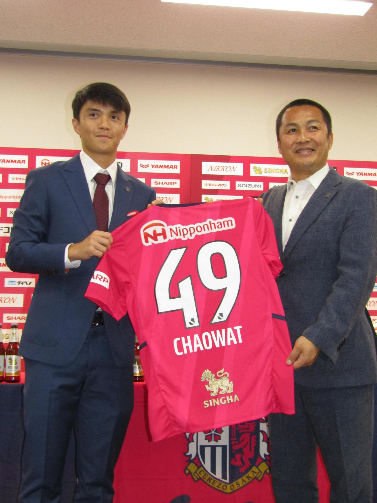C大阪への入団会見を行ったチャウワット（左）と森島社長