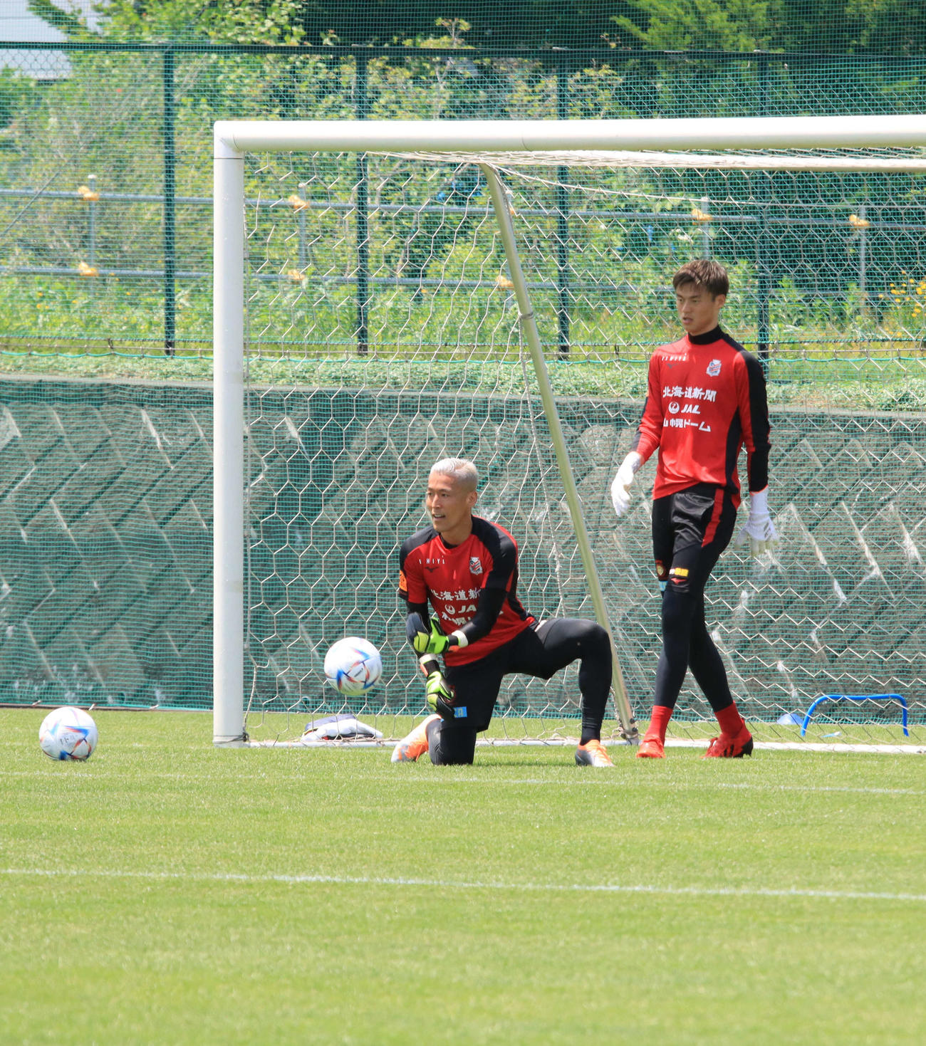 G大阪戦前日練習に参加する札幌GK菅野（左）と中野（撮影・保坂果那）