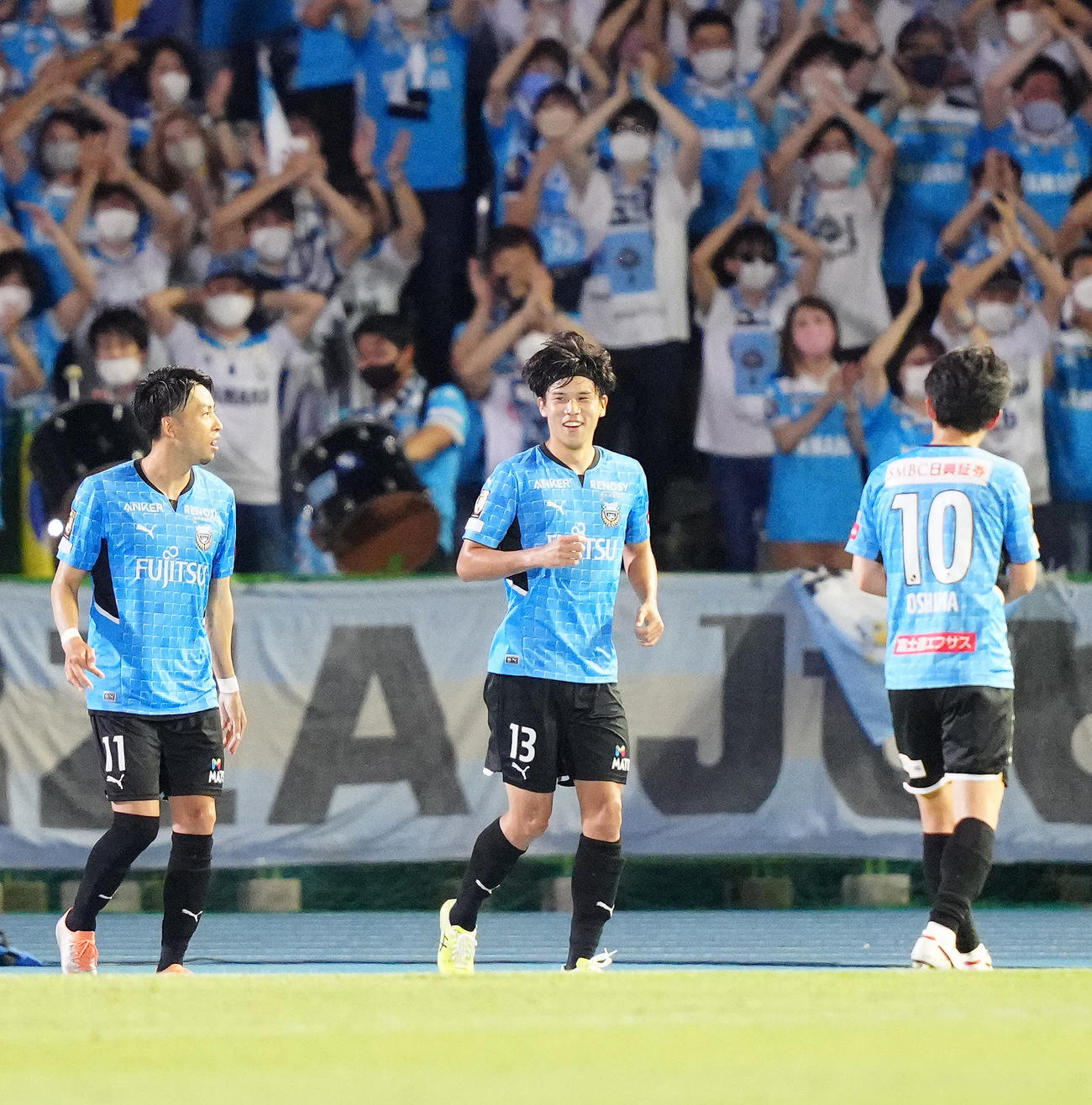 川崎F対磐田　前半、先制ゴールを決め笑顔を見せる川崎F山根（中央）（撮影・江口和貴）