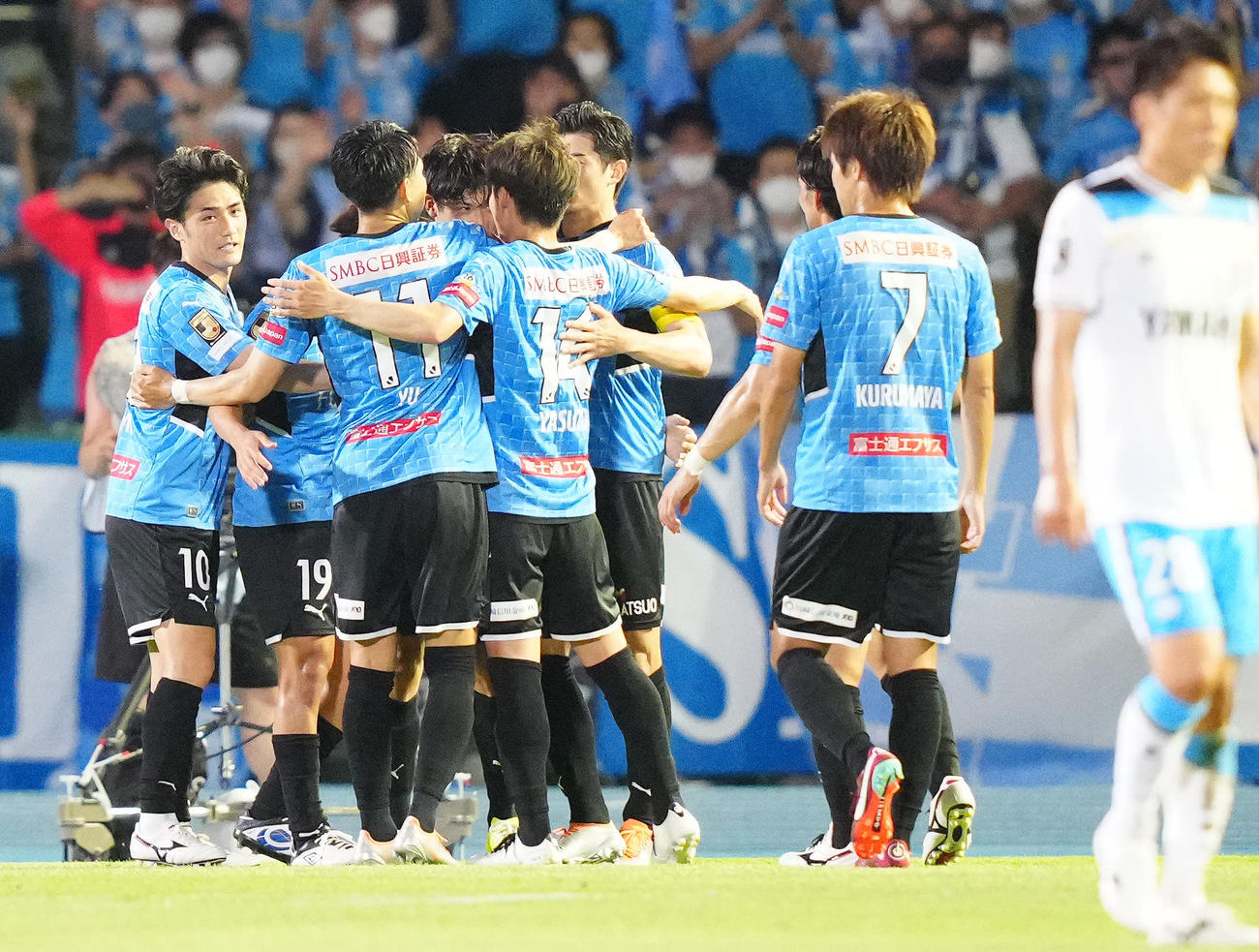 川崎F対磐田　前半、川崎F山根（左から4人目）が先制ゴールを決め祝福する選手たち（撮影・江口和貴）